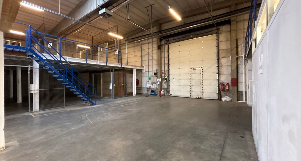 Dit project betreft een grootschalige semi-industri&euml;le site met een totale oppervlakte van 36.288 m&sup2;, verdeeld over twee gebouwen met een combinatie van magazijnen en kantoorruimtes. Het complex omvat 18 afzonderlijke units, wat flexibiliteit biedt voor
