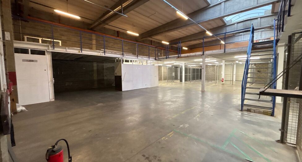 Dit project betreft een grootschalige semi-industri&euml;le site met een totale oppervlakte van 36.288 m&sup2;, verdeeld over twee gebouwen met een combinatie van magazijnen en kantoorruimtes. Het complex omvat 18 afzonderlijke units, wat flexibiliteit biedt voor