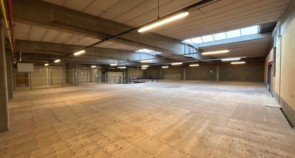 Dit project betreft een grootschalige semi-industri&euml;le site met een totale oppervlakte van 36.288 m&sup2;, verdeeld over twee gebouwen met een combinatie van magazijnen en kantoorruimtes. Het complex omvat 18 afzonderlijke units, wat flexibiliteit biedt voor