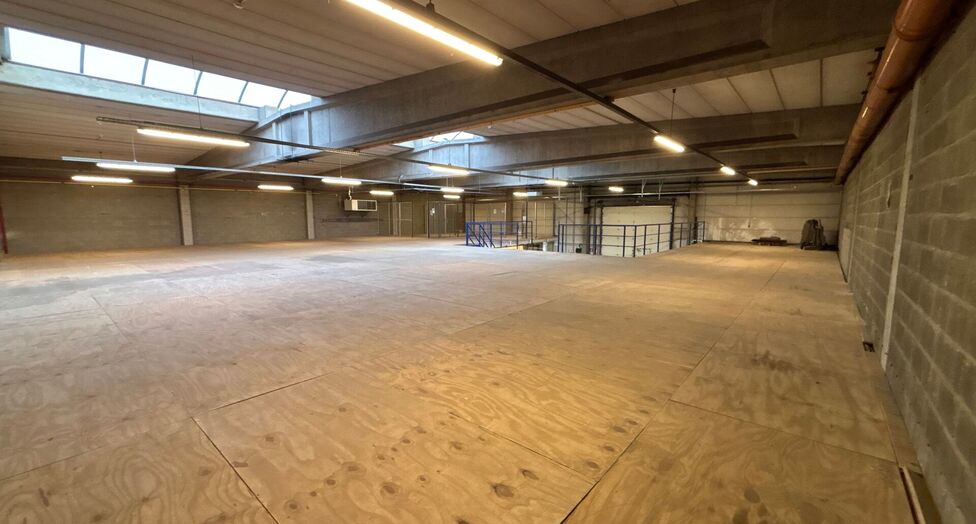 Dit project betreft een grootschalige semi-industri&euml;le site met een totale oppervlakte van 36.288 m&sup2;, verdeeld over twee gebouwen met een combinatie van magazijnen en kantoorruimtes. Het complex omvat 18 afzonderlijke units, wat flexibiliteit biedt voor