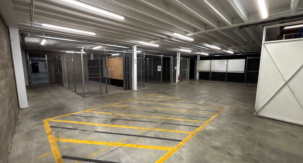 Dit project betreft een grootschalige semi-industri&euml;le site met een totale oppervlakte van 36.288 m&sup2;, verdeeld over twee gebouwen met een combinatie van magazijnen en kantoorruimtes. Het complex omvat 18 afzonderlijke units, wat flexibiliteit biedt voor