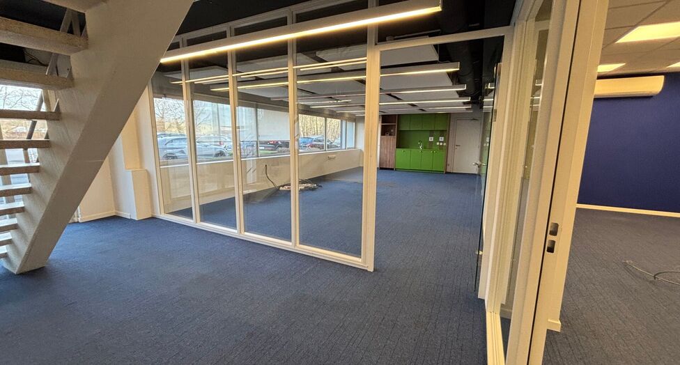 Dit project betreft een grootschalige semi-industri&euml;le site met een totale oppervlakte van 36.288 m&sup2;, verdeeld over twee gebouwen met een combinatie van magazijnen en kantoorruimtes. Het complex omvat 18 afzonderlijke units, wat flexibiliteit biedt voor