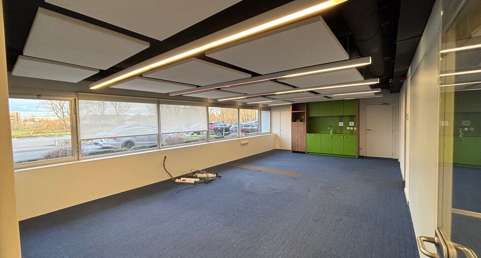 Dit project betreft een grootschalige semi-industri&euml;le site met een totale oppervlakte van 36.288 m&sup2;, verdeeld over twee gebouwen met een combinatie van magazijnen en kantoorruimtes. Het complex omvat 18 afzonderlijke units, wat flexibiliteit biedt voor