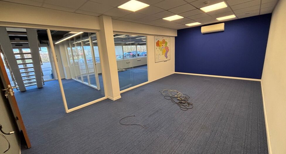 Dit project betreft een grootschalige semi-industri&euml;le site met een totale oppervlakte van 36.288 m&sup2;, verdeeld over twee gebouwen met een combinatie van magazijnen en kantoorruimtes. Het complex omvat 18 afzonderlijke units, wat flexibiliteit biedt voor