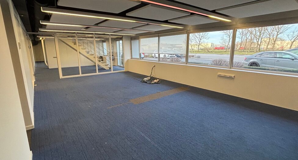 Dit project betreft een grootschalige semi-industri&euml;le site met een totale oppervlakte van 36.288 m&sup2;, verdeeld over twee gebouwen met een combinatie van magazijnen en kantoorruimtes. Het complex omvat 18 afzonderlijke units, wat flexibiliteit biedt voor