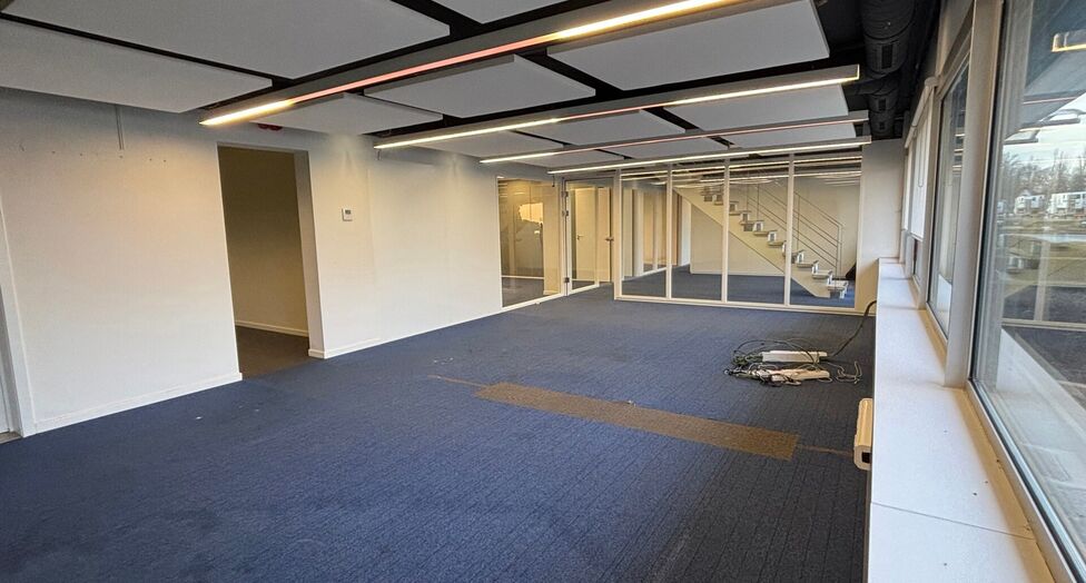 Dit project betreft een grootschalige semi-industri&euml;le site met een totale oppervlakte van 36.288 m&sup2;, verdeeld over twee gebouwen met een combinatie van magazijnen en kantoorruimtes. Het complex omvat 18 afzonderlijke units, wat flexibiliteit biedt voor