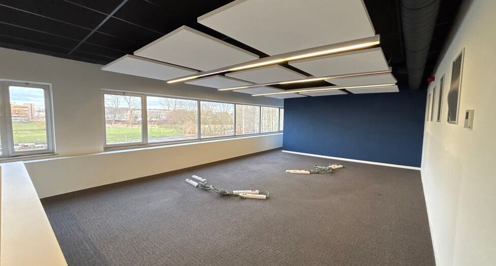 Dit project betreft een grootschalige semi-industri&euml;le site met een totale oppervlakte van 36.288 m&sup2;, verdeeld over twee gebouwen met een combinatie van magazijnen en kantoorruimtes. Het complex omvat 18 afzonderlijke units, wat flexibiliteit biedt voor