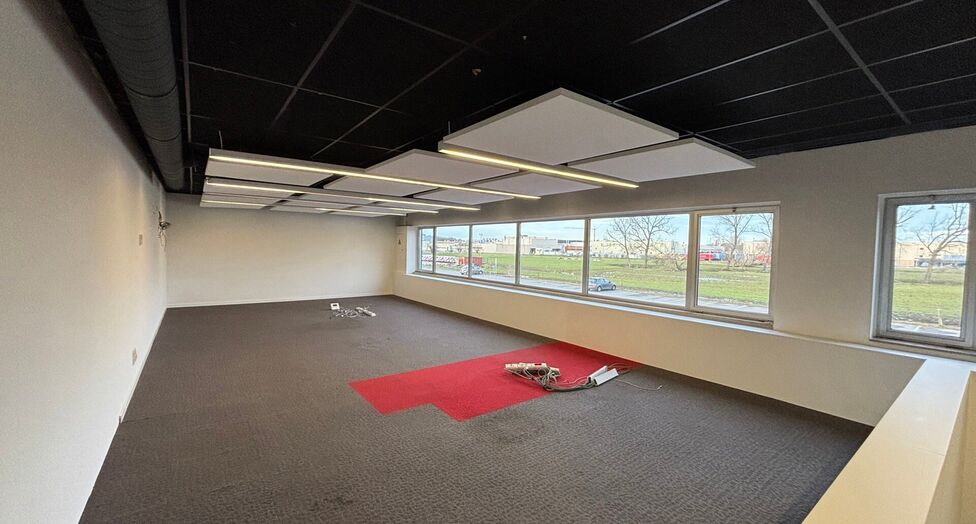 Dit project betreft een grootschalige semi-industri&euml;le site met een totale oppervlakte van 36.288 m&sup2;, verdeeld over twee gebouwen met een combinatie van magazijnen en kantoorruimtes. Het complex omvat 18 afzonderlijke units, wat flexibiliteit biedt voor