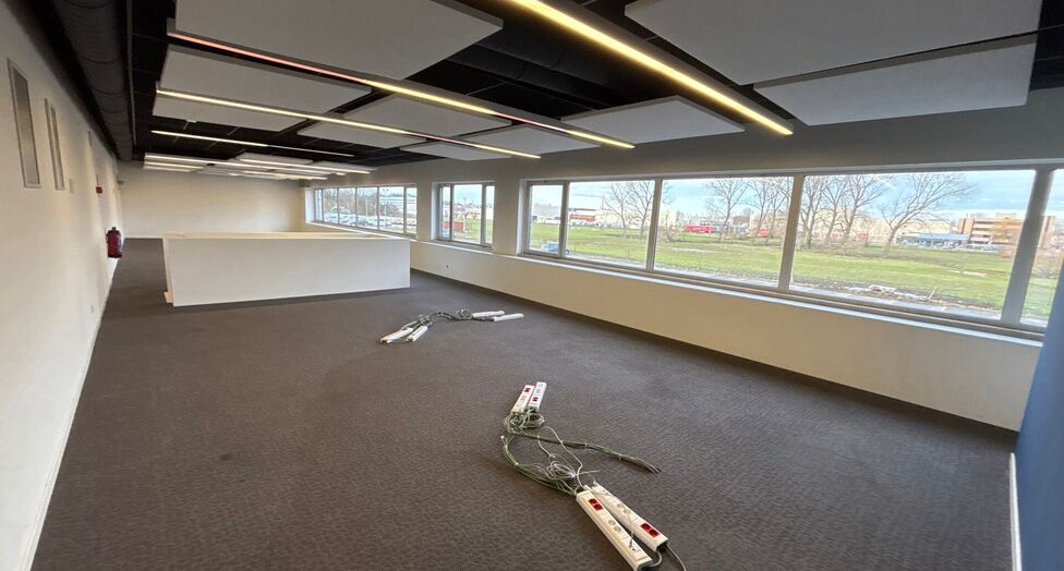 Dit project betreft een grootschalige semi-industri&euml;le site met een totale oppervlakte van 36.288 m&sup2;, verdeeld over twee gebouwen met een combinatie van magazijnen en kantoorruimtes. Het complex omvat 18 afzonderlijke units, wat flexibiliteit biedt voor