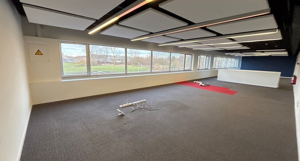 Dit project betreft een grootschalige semi-industri&euml;le site met een totale oppervlakte van 36.288 m&sup2;, verdeeld over twee gebouwen met een combinatie van magazijnen en kantoorruimtes. Het complex omvat 18 afzonderlijke units, wat flexibiliteit biedt voor