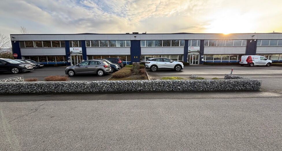 Dit project betreft een grootschalige semi-industri&euml;le site met een totale oppervlakte van 36.288 m&sup2;, verdeeld over twee gebouwen met een combinatie van magazijnen en kantoorruimtes. Het complex omvat 18 afzonderlijke units, wat flexibiliteit biedt voor