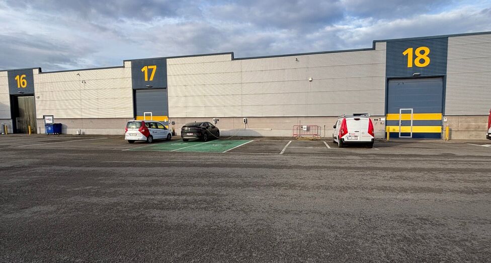 Dit project betreft een grootschalige semi-industri&euml;le site met een totale oppervlakte van 36.288 m&sup2;, verdeeld over twee gebouwen met een combinatie van magazijnen en kantoorruimtes. Het complex omvat 18 afzonderlijke units, wat flexibiliteit biedt voor