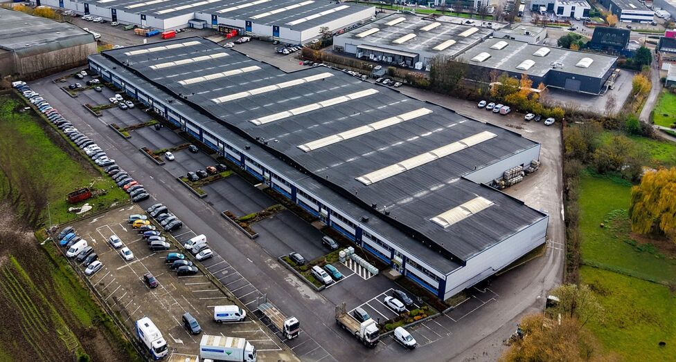 Dit project betreft een grootschalige semi-industri&euml;le site met een totale oppervlakte van 36.288 m&sup2;, verdeeld over twee gebouwen met een combinatie van magazijnen en kantoorruimtes. Het complex omvat 18 afzonderlijke units, wat flexibiliteit biedt voor