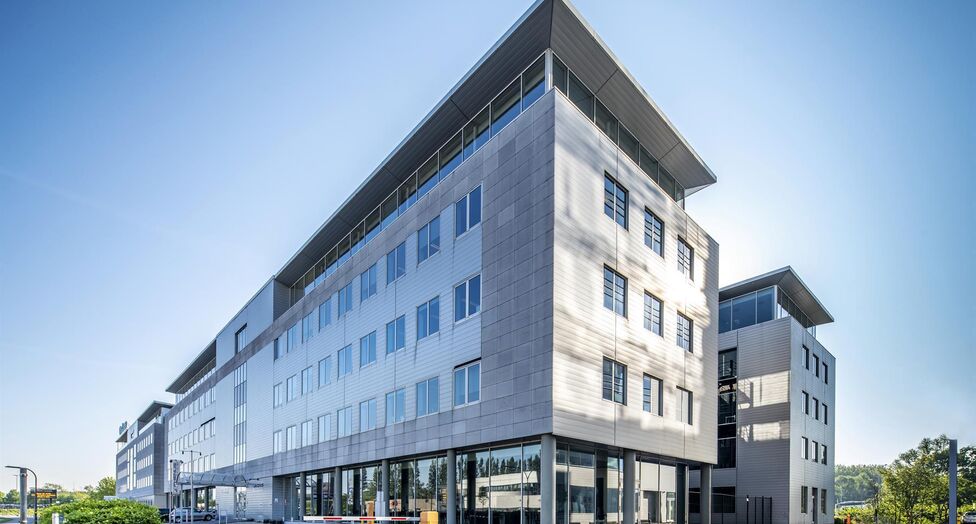 Antwerp Ring Center (ARC) biedt circa 4.000 m&sup2; kwalitatieve en flexibele kantoorruimte, verdeeld over vier bovengrondse verdiepingen. De eerste drie niveaus omvatten elk ca. 1.052 m&sup2;, de bovenste verdieping ca. 844 m&sup2; met aangename zichten. Zowel volle