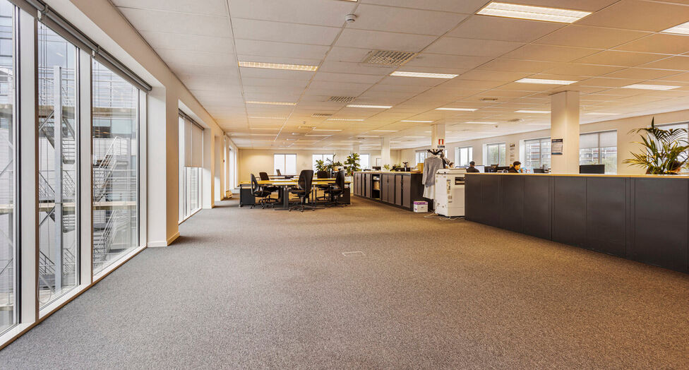 Antwerp Ring Center (ARC) biedt circa 4.000 m&sup2; kwalitatieve en flexibele kantoorruimte, verdeeld over vier bovengrondse verdiepingen. De eerste drie niveaus omvatten elk ca. 1.052 m&sup2;, de bovenste verdieping ca. 844 m&sup2; met aangename zichten. Zowel volle