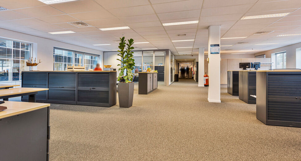 Antwerp Ring Center (ARC) biedt circa 4.000 m&sup2; kwalitatieve en flexibele kantoorruimte, verdeeld over vier bovengrondse verdiepingen. De eerste drie niveaus omvatten elk ca. 1.052 m&sup2;, de bovenste verdieping ca. 844 m&sup2; met aangename zichten. Zowel volle