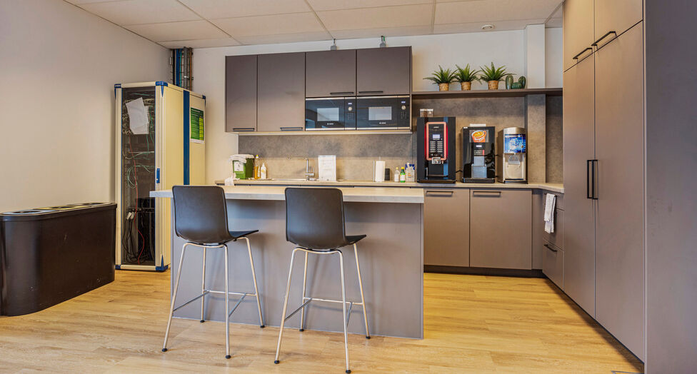 Antwerp Ring Center (ARC) biedt circa 4.000 m&sup2; kwalitatieve en flexibele kantoorruimte, verdeeld over vier bovengrondse verdiepingen. De eerste drie niveaus omvatten elk ca. 1.052 m&sup2;, de bovenste verdieping ca. 844 m&sup2; met aangename zichten. Zowel volle