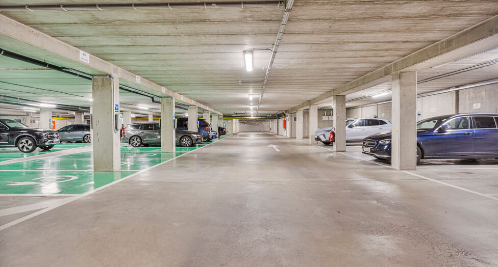 Antwerp Ring Center (ARC) biedt circa 4.000 m&sup2; kwalitatieve en flexibele kantoorruimte, verdeeld over vier bovengrondse verdiepingen. De eerste drie niveaus omvatten elk ca. 1.052 m&sup2;, de bovenste verdieping ca. 844 m&sup2; met aangename zichten. Zowel volle