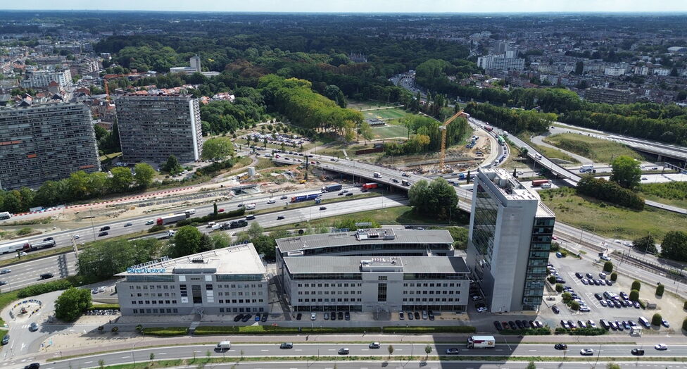 Antwerp Ring Center (ARC) biedt circa 4.000 m&sup2; kwalitatieve en flexibele kantoorruimte, verdeeld over vier bovengrondse verdiepingen. De eerste drie niveaus omvatten elk ca. 1.052 m&sup2;, de bovenste verdieping ca. 844 m&sup2; met aangename zichten. Zowel volle