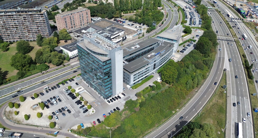 Antwerp Ring Center (ARC) biedt circa 4.000 m&sup2; kwalitatieve en flexibele kantoorruimte, verdeeld over vier bovengrondse verdiepingen. De eerste drie niveaus omvatten elk ca. 1.052 m&sup2;, de bovenste verdieping ca. 844 m&sup2; met aangename zichten. Zowel volle