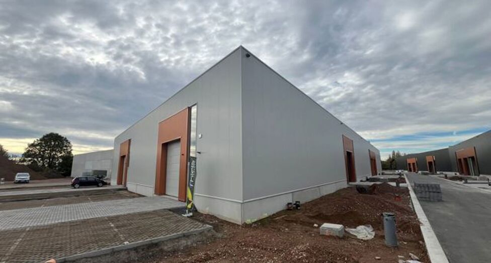 Strategisch gelegen te Heist-op-den-Berg, bieden wij nieuwbouw KMO-units aan in koop/huur
Het project omvat 4 verschillende gebouwen, waarin oppervlaktes beschikbaar zijn vanaf ca. 304 m² tot ca. 6.272 m².
Verkoopprijzen exclusief btw en aankoopkosten
