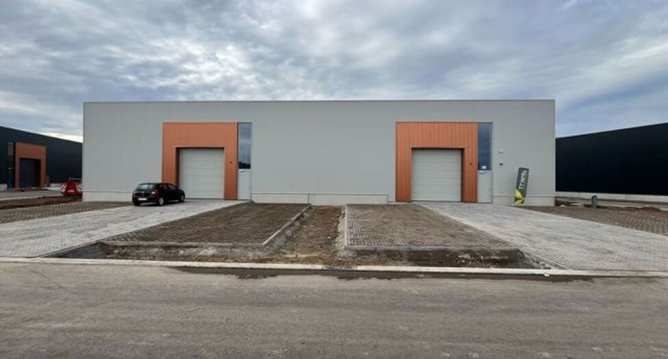 Strategisch gelegen te Heist-op-den-Berg, bieden wij nieuwbouw KMO-units aan in koop/huur
Het project omvat 4 verschillende gebouwen, waarin oppervlaktes beschikbaar zijn vanaf ca. 304 m² tot ca. 6.272 m².
Verkoopprijzen exclusief btw en aankoopkosten