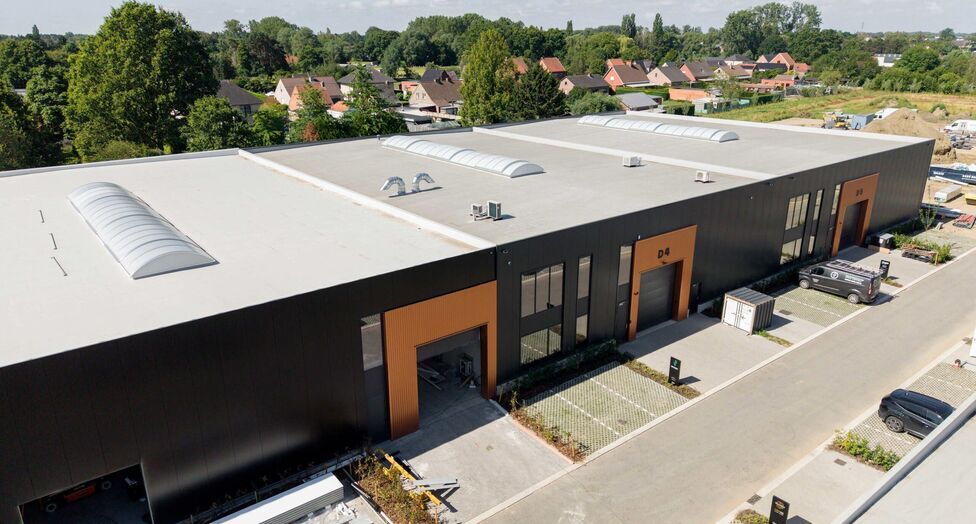 Strategisch gelegen te Heist-op-den-Berg, bieden wij nieuwbouw KMO-units aan in koop/huur
Het project omvat 4 verschillende gebouwen, waarin oppervlaktes beschikbaar zijn vanaf ca. 304 m² tot ca. 6.272 m².
Verkoopprijzen exclusief btw en aankoopkosten