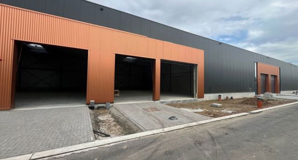 Strategisch gelegen te Heist-op-den-Berg, bieden wij nieuwbouw KMO-units aan in koop/huur
Het project omvat 4 verschillende gebouwen, waarin oppervlaktes beschikbaar zijn vanaf ca. 304 m² tot ca. 6.272 m².
Verkoopprijzen exclusief btw en aankoopkosten