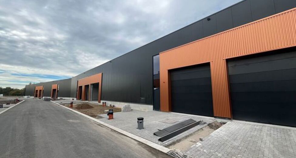 Strategisch gelegen te Heist-op-den-Berg, bieden wij nieuwbouw KMO-units aan in koop/huur
Het project omvat 4 verschillende gebouwen, waarin oppervlaktes beschikbaar zijn vanaf ca. 304 m² tot ca. 6.272 m².
Verkoopprijzen exclusief btw en aankoopkosten