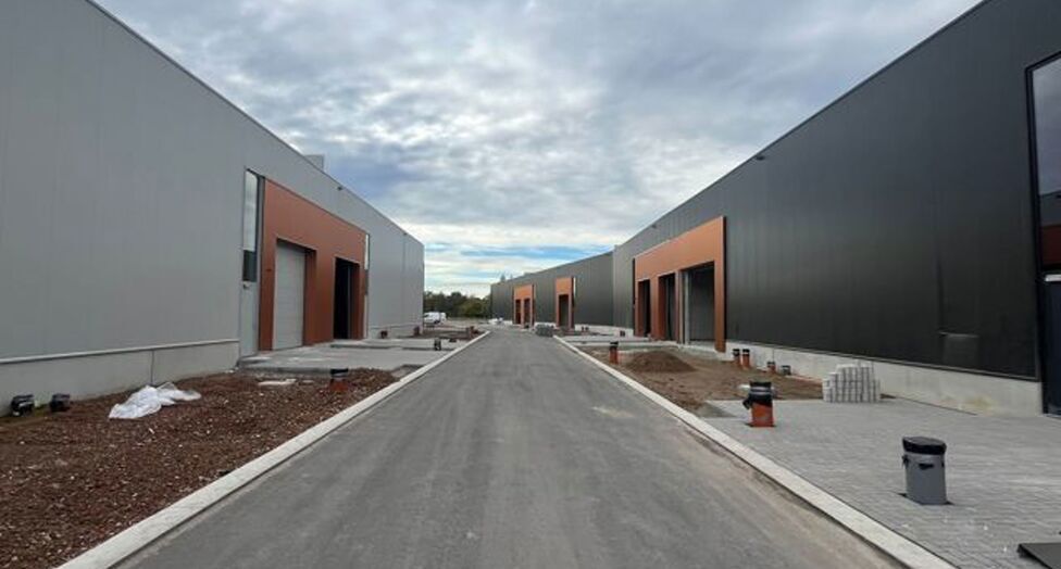 Strategisch gelegen te Heist-op-den-Berg, bieden wij nieuwbouw KMO-units aan in koop/huur
Het project omvat 4 verschillende gebouwen, waarin oppervlaktes beschikbaar zijn vanaf ca. 304 m² tot ca. 6.272 m².
Verkoopprijzen exclusief btw en aankoopkosten
