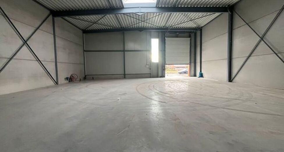 Strategisch gelegen te Heist-op-den-Berg, bieden wij nieuwbouw KMO-units aan in koop/huur
Het project omvat 4 verschillende gebouwen, waarin oppervlaktes beschikbaar zijn vanaf ca. 304 m² tot ca. 6.272 m².
Verkoopprijzen exclusief btw en aankoopkosten