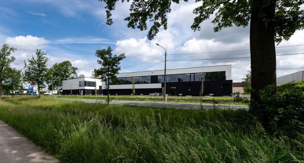 Het betreft de verkoop van KMO-units in het nieuwbouwproject "Bedrijvenpark Nieuwmoer" te Essen. Dit project geniet een uitstekende ligging langsheen de Nieuwmoersesteenweg en is zeer centraal gelegen in de grensregio, wat zorgt voor een vlotte verbinding