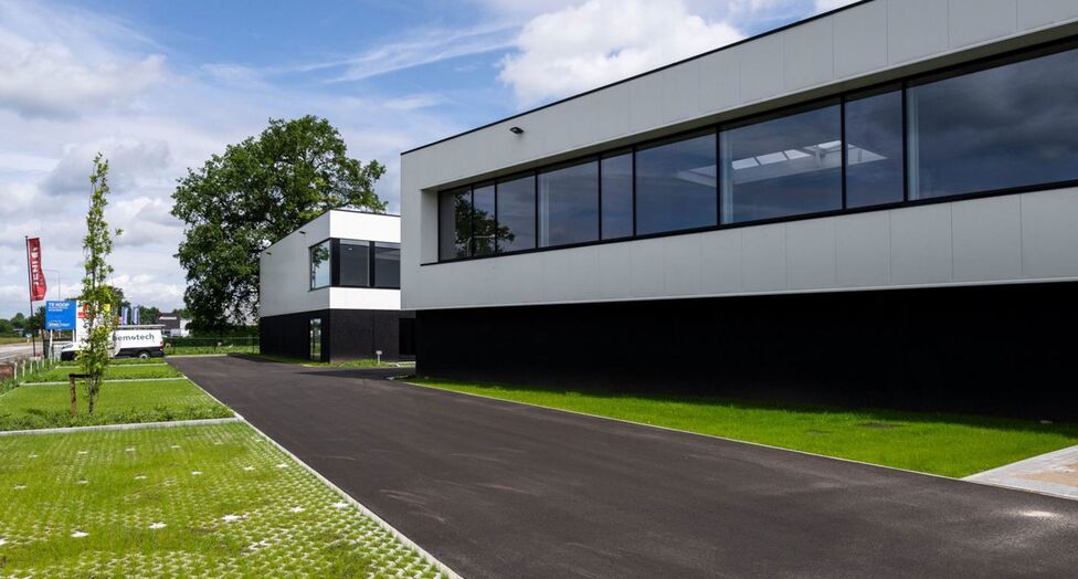 Het betreft de verkoop van KMO-units in het nieuwbouwproject "Bedrijvenpark Nieuwmoer" te Essen. Dit project geniet een uitstekende ligging langsheen de Nieuwmoersesteenweg en is zeer centraal gelegen in de grensregio, wat zorgt voor een vlotte verbinding