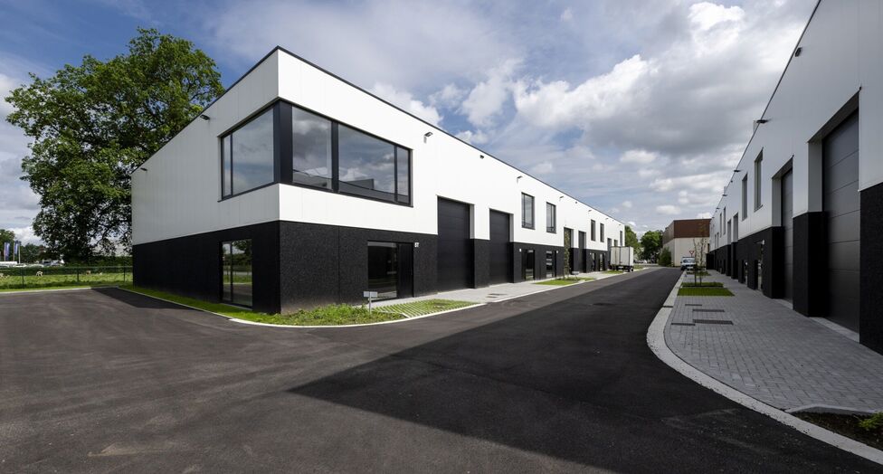 Het betreft de verkoop van KMO-units in het nieuwbouwproject "Bedrijvenpark Nieuwmoer" te Essen. Dit project geniet een uitstekende ligging langsheen de Nieuwmoersesteenweg en is zeer centraal gelegen in de grensregio, wat zorgt voor een vlotte verbinding