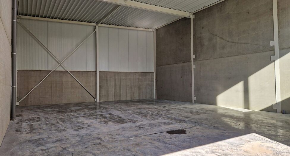 Het betreft de verkoop van KMO-units in het nieuwbouwproject "Bedrijvenpark Nieuwmoer" te Essen. Dit project geniet een uitstekende ligging langsheen de Nieuwmoersesteenweg en is zeer centraal gelegen in de grensregio, wat zorgt voor een vlotte verbinding