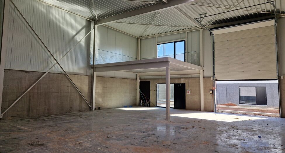 Het betreft de verkoop van KMO-units in het nieuwbouwproject "Bedrijvenpark Nieuwmoer" te Essen. Dit project geniet een uitstekende ligging langsheen de Nieuwmoersesteenweg en is zeer centraal gelegen in de grensregio, wat zorgt voor een vlotte verbinding
