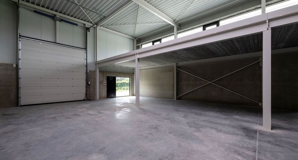 Het betreft de verkoop van KMO-units in het nieuwbouwproject "Bedrijvenpark Nieuwmoer" te Essen. Dit project geniet een uitstekende ligging langsheen de Nieuwmoersesteenweg en is zeer centraal gelegen in de grensregio, wat zorgt voor een vlotte verbinding