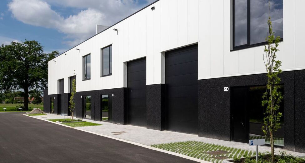 Het betreft de verkoop van KMO-units in het nieuwbouwproject "Bedrijvenpark Nieuwmoer" te Essen. Dit project geniet een uitstekende ligging langsheen de Nieuwmoersesteenweg en is zeer centraal gelegen in de grensregio, wat zorgt voor een vlotte verbinding