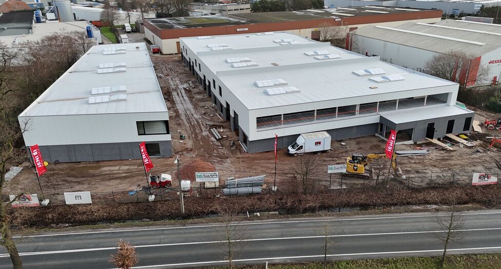 Het betreft de verkoop van KMO-units in het nieuwbouwproject "Bedrijvenpark Nieuwmoer" te Essen. Dit project geniet een uitstekende ligging langsheen de Nieuwmoersesteenweg en is zeer centraal gelegen in de grensregio, wat zorgt voor een vlotte verbinding