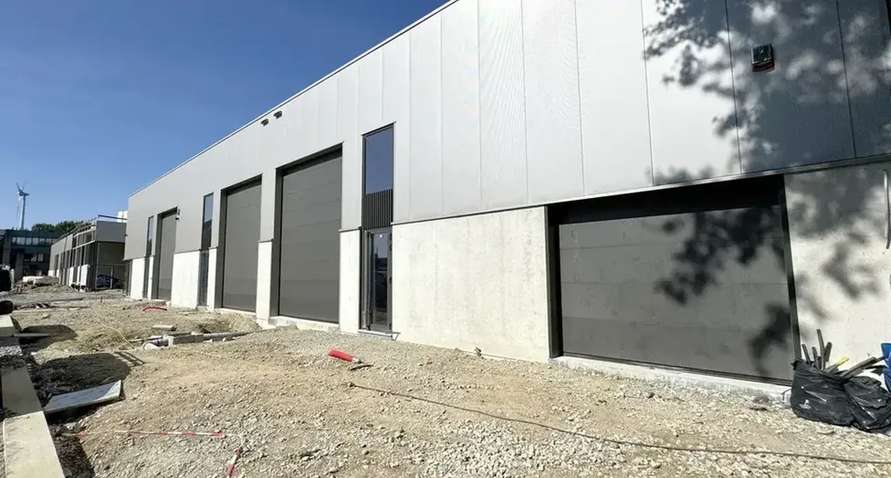 Graag stellen wij u deze nieuwbouw KMO-units voor in het bedrijvenpark Cesar te Bornem. In de eerste fase bieden wij hier nog 2 KMO-units te koop aan. Dit bedrijventerrein is uitermate strategisch gelegen in de gouden driehoek Antwerpen – Brussel – Ge