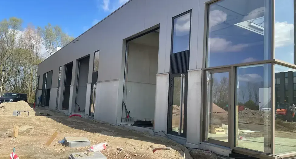 Graag stellen wij u deze nieuwbouw KMO-units voor in het bedrijvenpark Cesar te Bornem. In de eerste fase bieden wij hier nog 2 KMO-units te koop aan. Dit bedrijventerrein is uitermate strategisch gelegen in de gouden driehoek Antwerpen – Brussel – Ge