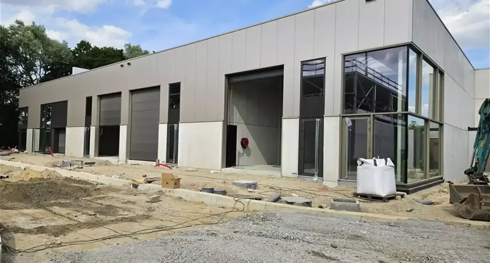 Graag stellen wij u deze nieuwbouw KMO-units voor in het bedrijvenpark Cesar te Bornem. In de eerste fase bieden wij hier nog 2 KMO-units te koop aan. Dit bedrijventerrein is uitermate strategisch gelegen in de gouden driehoek Antwerpen – Brussel – Ge