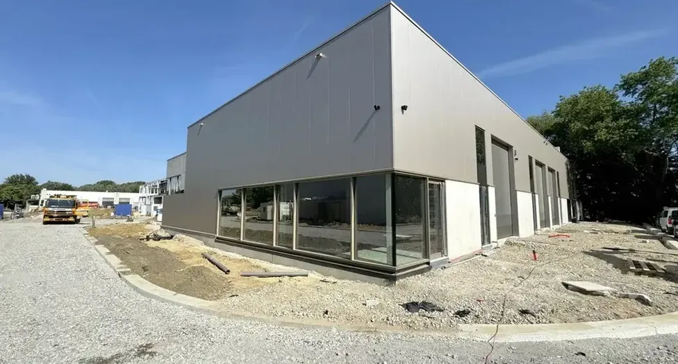 Graag stellen wij u deze nieuwbouw KMO-units voor in het bedrijvenpark Cesar te Bornem. In de eerste fase bieden wij hier nog 2 KMO-units te koop aan. Dit bedrijventerrein is uitermate strategisch gelegen in de gouden driehoek Antwerpen – Brussel – Ge