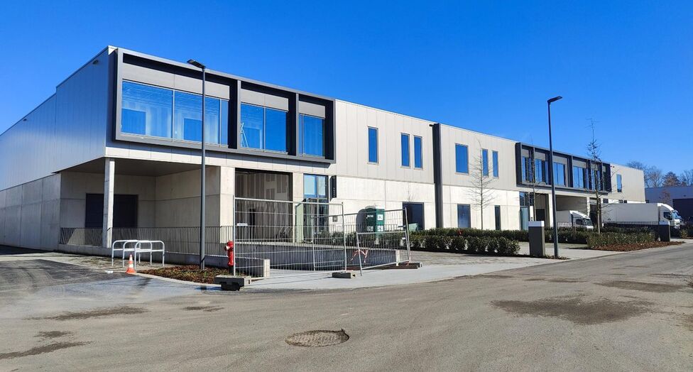 Graag stellen wij u deze nieuwbouw bedrijfsgebouwen voor in het Cesar Business Park te Bornem. In de tweede fase van dit project bieden wij 4 bedrijfsgebouwen met laadkades aan en 2 KMO-units. Dit bedrijventerrein is uitermate strategisch gelegen in de go