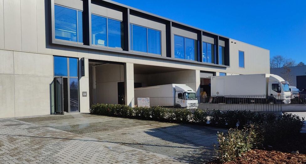 Graag stellen wij u deze nieuwbouw bedrijfsgebouwen voor in het Cesar Business Park te Bornem. In de tweede fase van dit project bieden wij 4 bedrijfsgebouwen met laadkades aan en 2 KMO-units. Dit bedrijventerrein is uitermate strategisch gelegen in de go