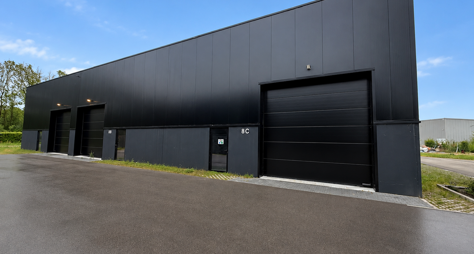 Gelegen langs de Notmeir te Duffel maken deze drie moderne bedrijfsunits deel uit van het recente &ldquo;Duffel Business Park&rdquo;, een kwalitatief nieuw KMO-project op een strategische locatie tussen Antwerpen en Brussel.

Het bedrijvenpark bevindt zich tussen