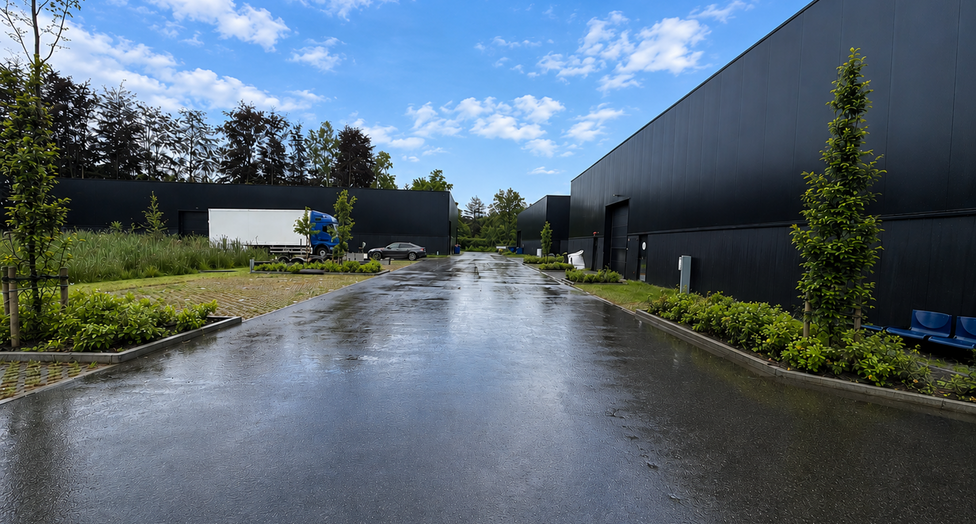 Gelegen langs de Notmeir te Duffel maken deze drie moderne bedrijfsunits deel uit van het recente &ldquo;Duffel Business Park&rdquo;, een kwalitatief nieuw KMO-project op een strategische locatie tussen Antwerpen en Brussel.

Het bedrijvenpark bevindt zich tussen