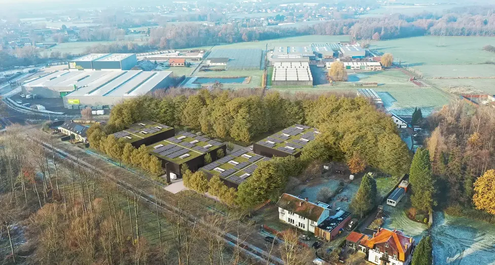 Gelegen langs de Notmeir te Duffel maken deze drie moderne bedrijfsunits deel uit van het recente &ldquo;Duffel Business Park&rdquo;, een kwalitatief nieuw KMO-project op een strategische locatie tussen Antwerpen en Brussel.

Het bedrijvenpark bevindt zich tussen