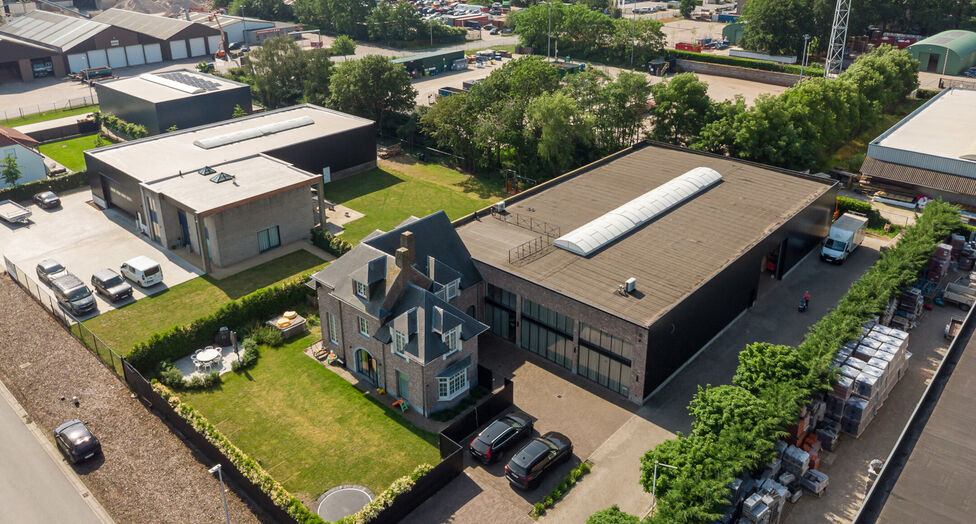 In de Duiventorenstraat te Essen bevindt zich deze unieke vastgoedsite bestaande uit twee naast elkaar gelegen percelen met een totale oppervlakte van maar liefst 5.005 m². Dankzij de combinatie van ruime magazijnen, kantoren, showroomruimtes en woongele