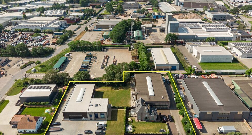 In de Duiventorenstraat te Essen bevindt zich deze unieke vastgoedsite bestaande uit twee naast elkaar gelegen percelen met een totale oppervlakte van maar liefst 5.005 m². Dankzij de combinatie van ruime magazijnen, kantoren, showroomruimtes en woongele